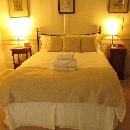 Old Manor House Bed and Breakfast Shepperton Εξωτερικό φωτογραφία