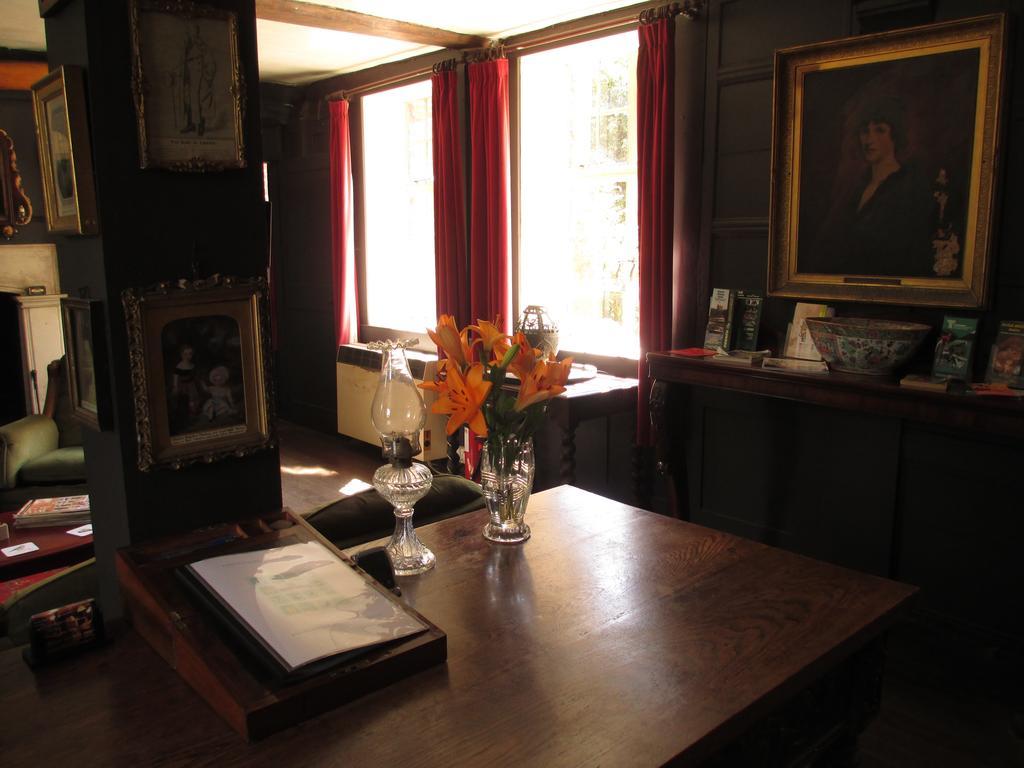 Old Manor House Bed and Breakfast Shepperton Εξωτερικό φωτογραφία