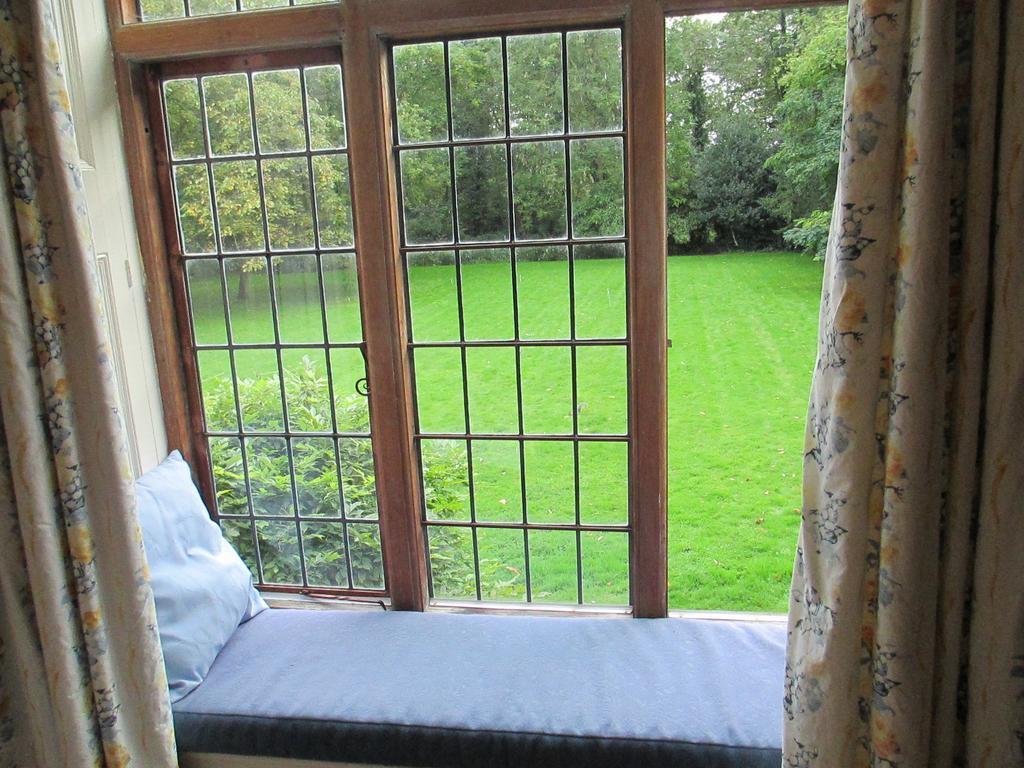 Old Manor House Bed and Breakfast Shepperton Εξωτερικό φωτογραφία