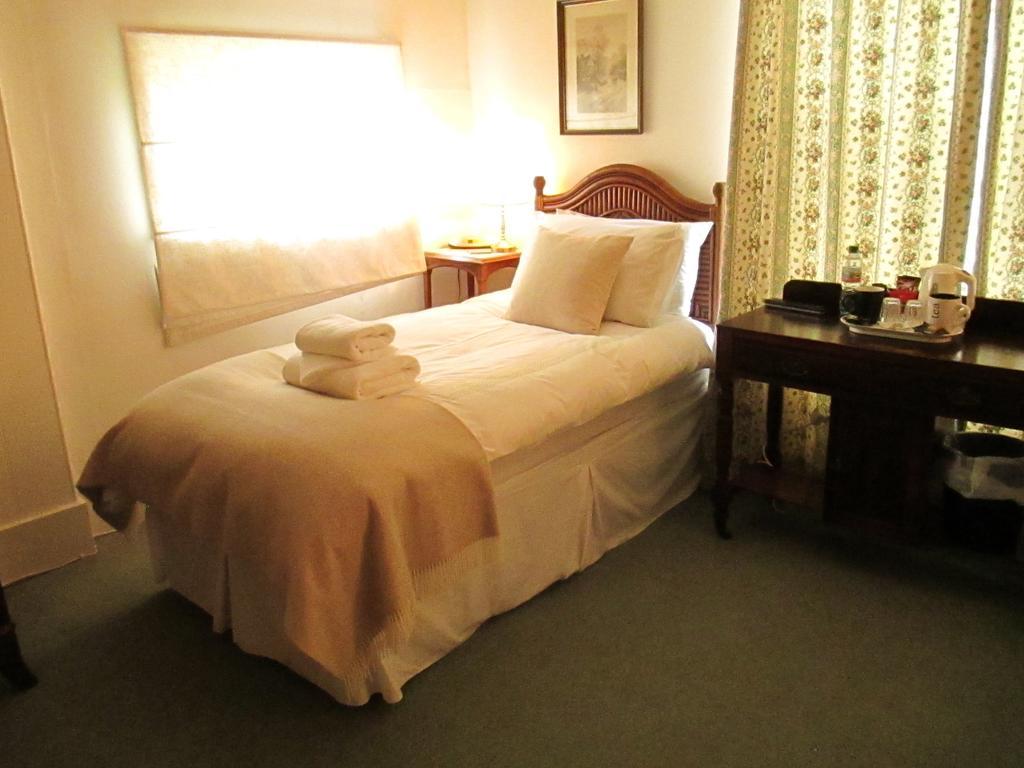 Old Manor House Bed and Breakfast Shepperton Δωμάτιο φωτογραφία