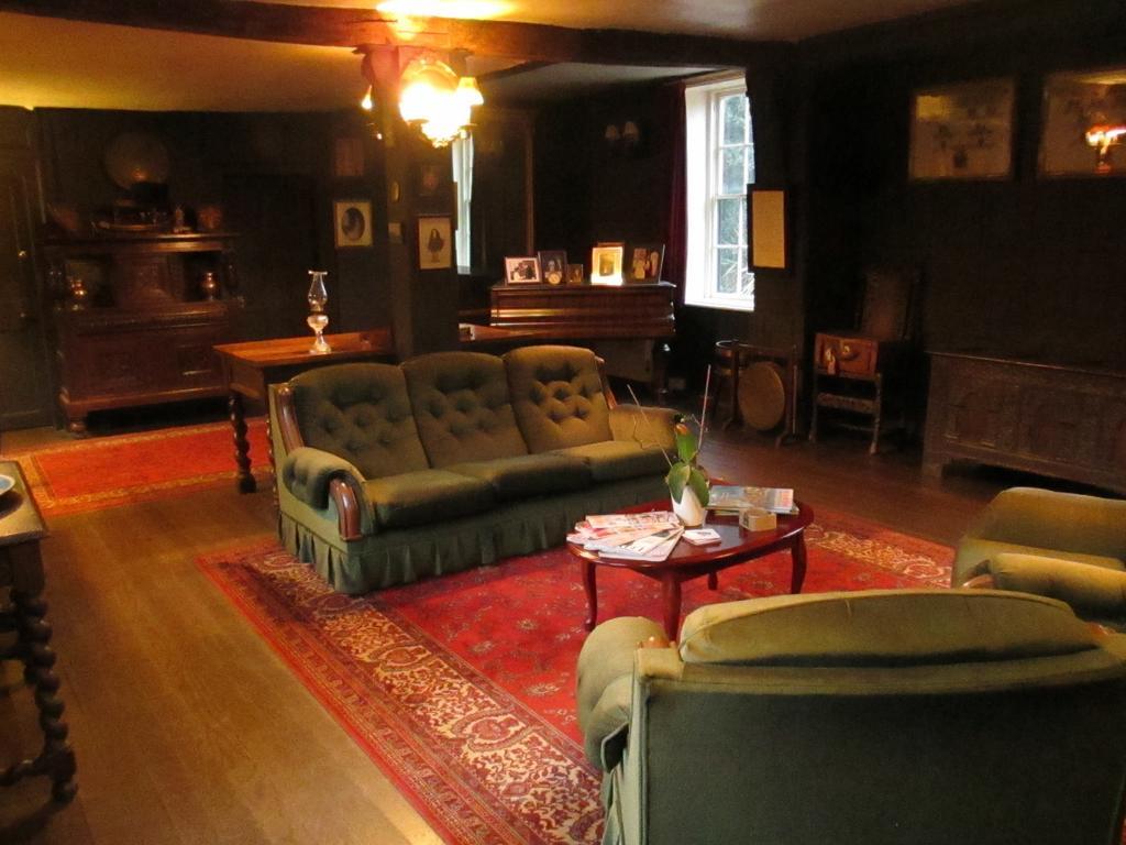 Old Manor House Bed and Breakfast Shepperton Εξωτερικό φωτογραφία