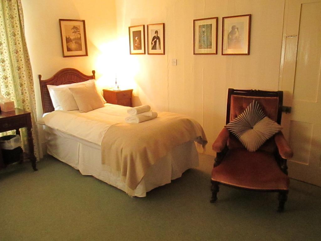 Old Manor House Bed and Breakfast Shepperton Εξωτερικό φωτογραφία