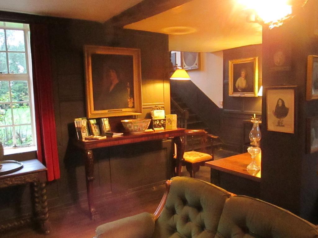Old Manor House Bed and Breakfast Shepperton Εξωτερικό φωτογραφία