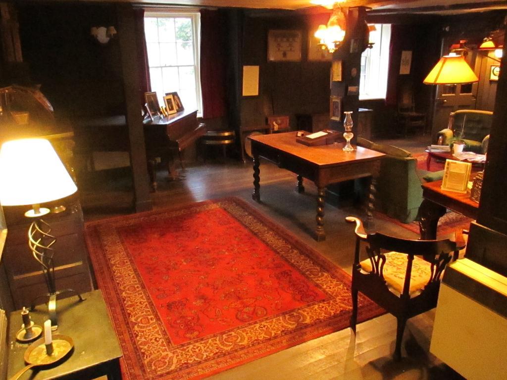 Old Manor House Bed and Breakfast Shepperton Εξωτερικό φωτογραφία