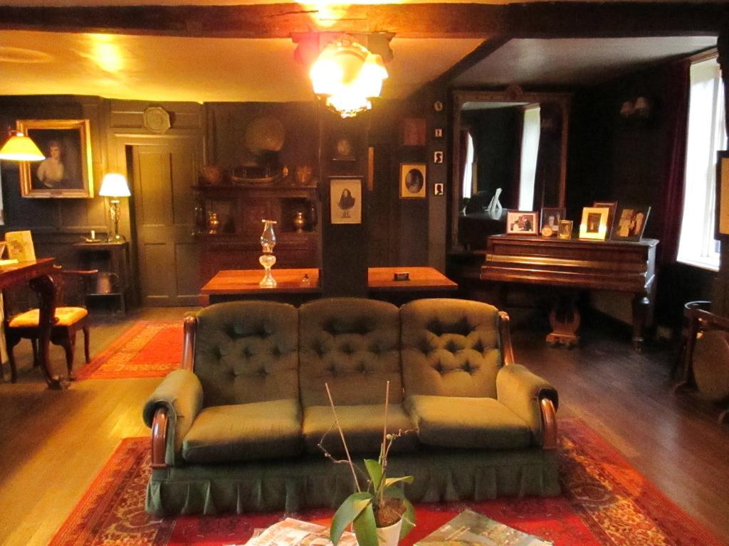 Old Manor House Bed and Breakfast Shepperton Εξωτερικό φωτογραφία