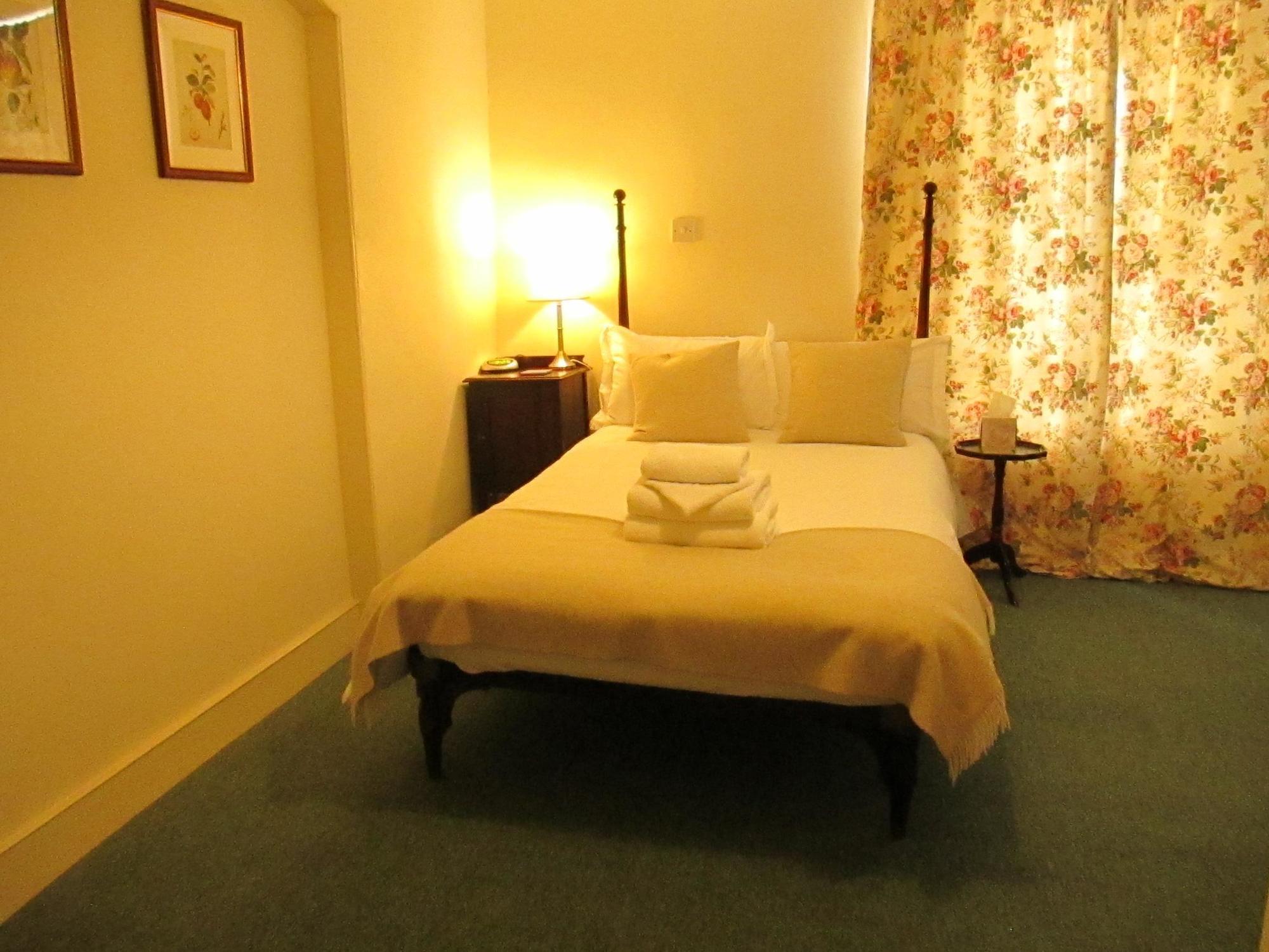 Old Manor House Bed and Breakfast Shepperton Εξωτερικό φωτογραφία